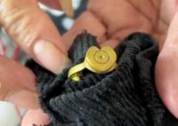 孫子把彈殼磨制的戒指送奶奶 到底是什么情況？