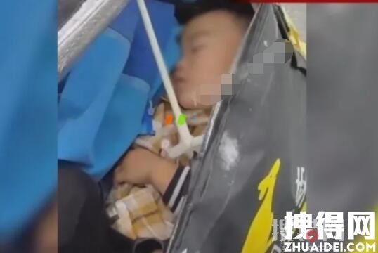 孩子赤腳在爸爸外賣箱里熟睡 始料未及真相簡直令人震驚