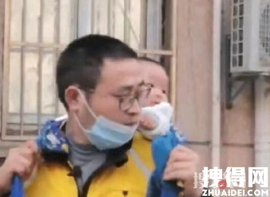 孩子赤腳在爸爸外賣箱里熟睡 原因竟是這樣實在太心酸了