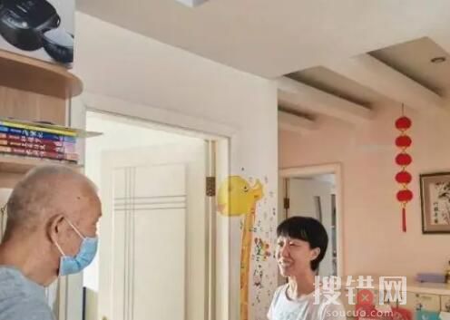 男童18樓墜下 鄰居一把拽回 為什么墜樓？