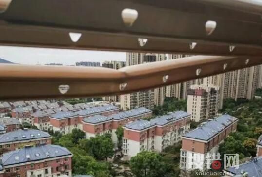 男童18樓墜下 鄰居一把拽回 原因竟是這樣簡直太驚險了