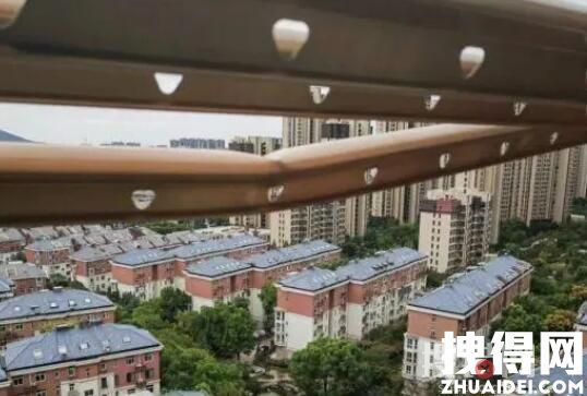 男童18樓墜下 鄰居一把拽回 為什么墜樓？