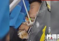 孩子赤腳在爸爸外賣箱里熟睡 到底是什么情況？