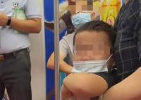 男童地鐵搶座 坐女乘客大腿上撒潑 到底是什么情況？