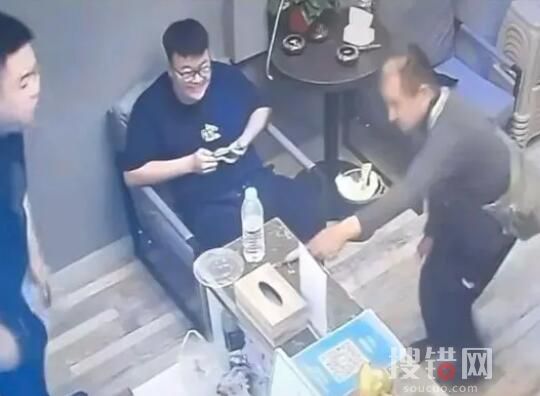 開店遇磕頭乞討 老板用魔法打敗魔法 為什么磕起頭來？