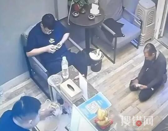 開店遇磕頭乞討 老板用魔法打敗魔法 為什么磕起頭來？