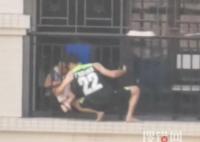 鄰居徒手爬8樓護欄救被卡小寶寶 男子徒手爬墻將孩子救起