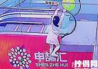 女童手扒扶梯雙腳懸空被男子救起 為什么引爭議？
