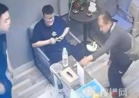 開店遇磕頭乞討 老板用魔法打敗魔法 為什么磕起頭來？