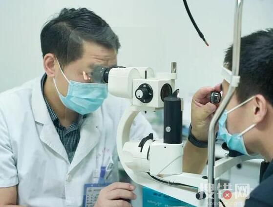 男子連續熬夜加班后眼皮無法抬起 為什么這么嚴重？