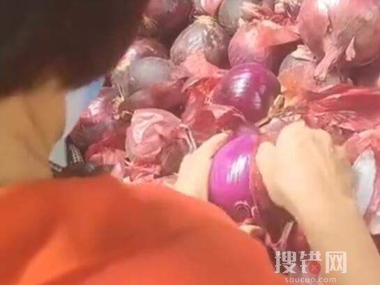 大媽超市買洋蔥挨個剝皮減重 不要一味的貪小便宜