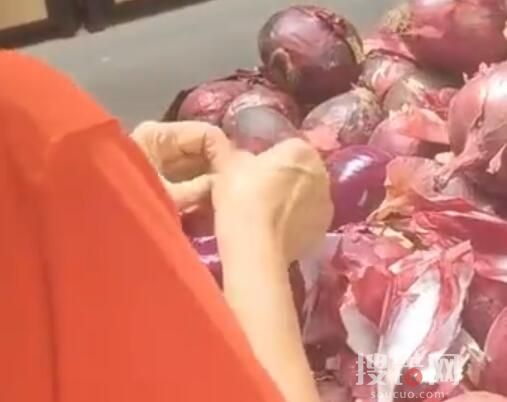 大媽超市買洋蔥挨個剝皮減重 不要一味的貪小便宜
