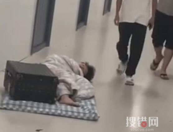 男生打呼嚕太吵被室友抬至樓道 為什么被抬走？