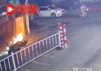 16歲女生54秒撲滅起火摩托車 到底是什么情況？
