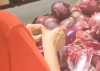 大媽超市買洋蔥挨個剝皮減重 可食用的肉也給扣掉太沒素質了