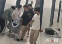 男生打呼嚕太吵被室友抬至樓道 為什么被抬走？