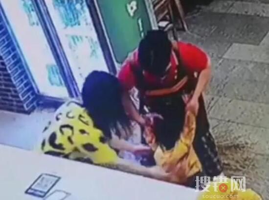 男孩火鍋店狂奔被湯淋一身 為什么被撞？