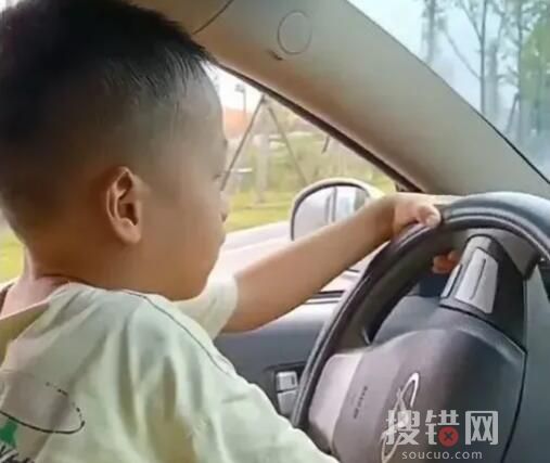 5歲孩子開車上路媽媽還說開得好 讓網友都嚇了一跳