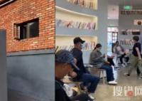 農村公廁內部別有洞天:滿是書香 網友驚呼:太豪華了