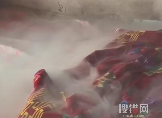 女子回老家做飯將炕燒成仙境 煙霧彌漫整個房屋