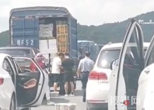 貨車主人遇堵車原地開箱賣水果 網友:生意人頭腦就是好使