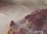 女子回老家做飯將炕燒成仙境 煙霧彌漫整個房屋