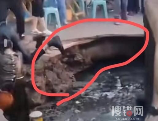 重慶一路面坍塌 多人掉進化糞池 有多人掉了下去