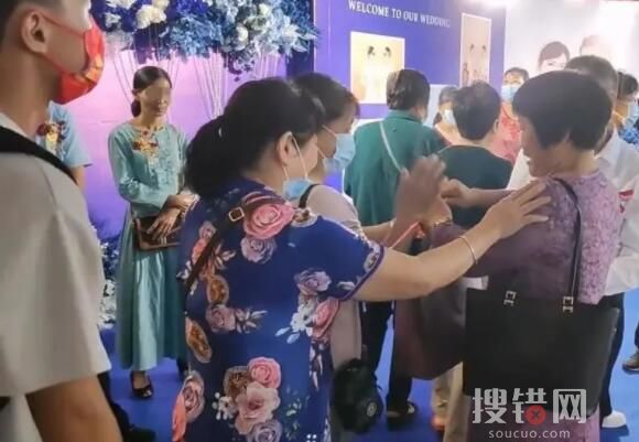 廣東一婚宴不收禮金只撕紅包一角 表示心意收下了