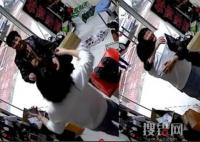 女兒看到2年未見的母親擁抱大哭 為什么這么久沒見？