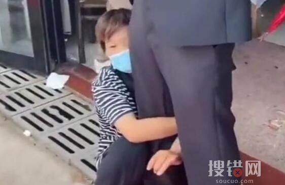 新郎遭陌生大媽抱大腿要紅包 不雅的一幕出現了