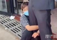 新郎遭陌生大媽抱大腿要紅包 不雅的一幕出現了