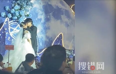 婚禮上新郎啄木鳥式親新娘 內幕曝光簡直太意外了