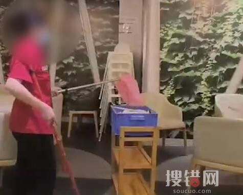 員工當顧客面把掃地垃圾倒進餐盤 內幕曝光簡直太意外了