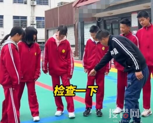 老師逐一檢查學生是否穿秋褲 究竟是怎么回事？