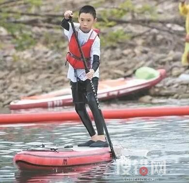 12歲男孩劃槳板救回2名落水者 究竟是怎么回事？