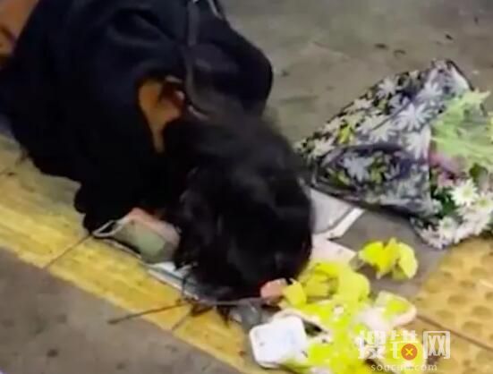 女孩在梨泰院跪地哭喊男朋友不在了 原因竟是這樣簡直太慘了