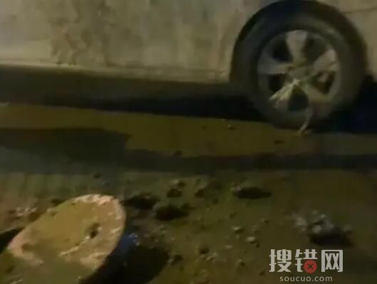 男童放鞭炮炸飛三個井蓋連砸兩車 真相實在令人驚個呆