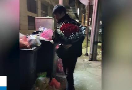 男子垃圾桶旁撿玫瑰送妻子 背后原因實在是太意外了