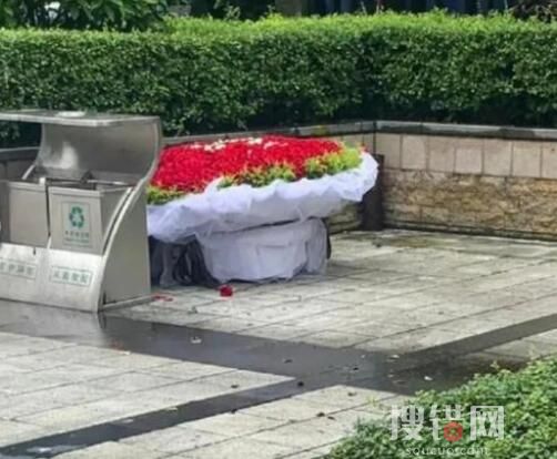 情人節的垃圾桶成了“致富秘笈”? 意外至極真相簡直令人震驚