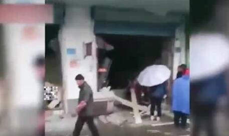 餐飲店爆炸瞬間:門口數人被氣浪掀飛 到底是什么情況?