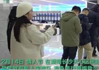 新人凌晨領證獲贈限量版婚書 婚書照片曝光實在是讓人羨慕