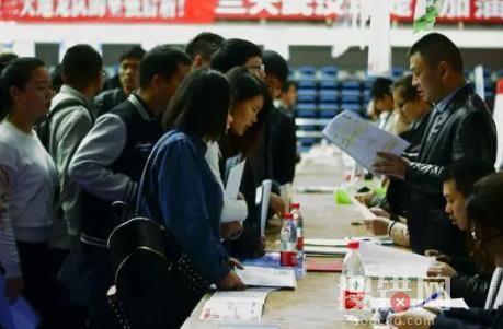 專家建議向大中專畢業生發現金補助 真相一出讓人太意外了