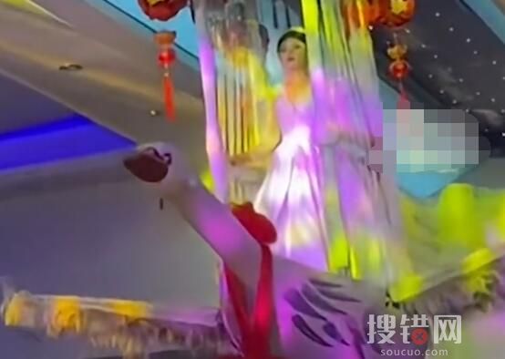 新娘婚禮現場乘坐巨型大鵝出場 背后真相簡直太意外了