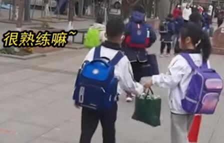 男孩進校門順手幫女生提包 背后真相實在是讓人樂翻了