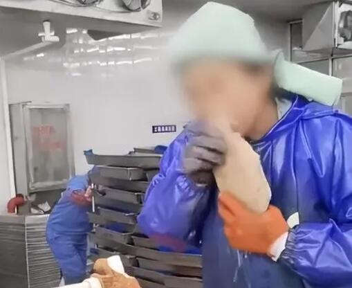 水產加工廠員工用牙給生魚剝皮 背后真相實在是令人驚訝