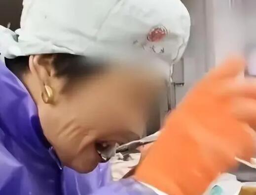 水產加工廠員工用牙給生魚剝皮 背后真相實在是令人驚訝