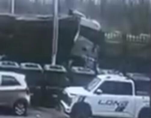遼寧一轎車被大貨車追尾壓扁 真相揭露真的令人大吃一驚
