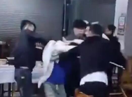 廣西一男子被多人輪番用酒瓶砸頭 具體事件經過是什么?