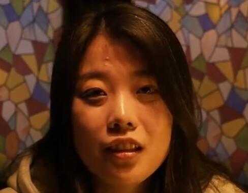 女孩在雙親遺物中發現自己的領養證 背后真相曝光簡直太驚人了