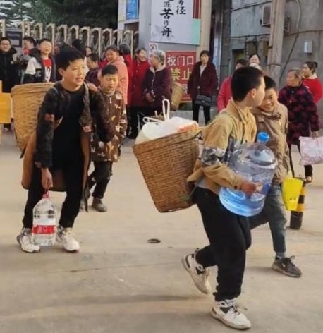 小學生背著“鍋碗瓢盆”去春游 真相揭露真的令人大吃一驚